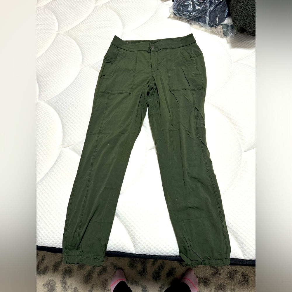 Athleta Trekkie Jogger Size 6